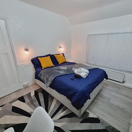 Luxury Double Bed With Private Bathroom, Netflix, Work Space And Wifi Λιντς Εξωτερικό φωτογραφία
