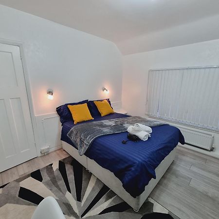 Luxury Double Bed With Private Bathroom, Netflix, Work Space And Wifi Λιντς Εξωτερικό φωτογραφία