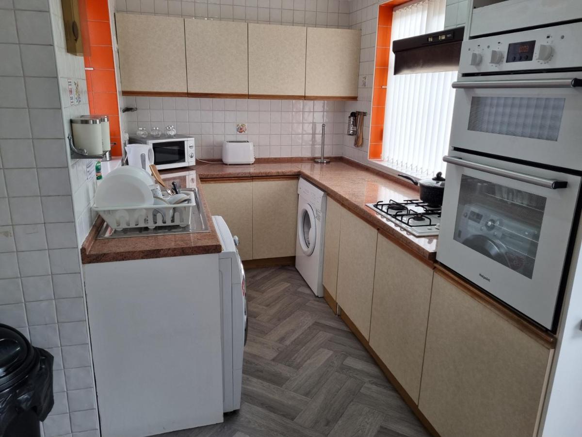 Luxury Double Bed With Private Bathroom, Netflix, Work Space And Wifi Λιντς Εξωτερικό φωτογραφία