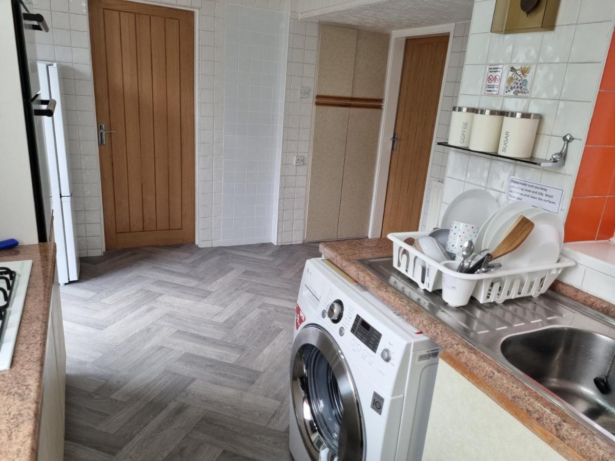 Luxury Double Bed With Private Bathroom, Netflix, Work Space And Wifi Λιντς Εξωτερικό φωτογραφία