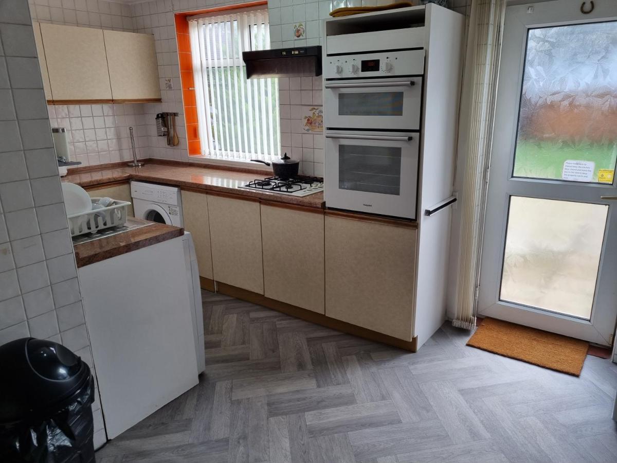 Luxury Double Bed With Private Bathroom, Netflix, Work Space And Wifi Λιντς Εξωτερικό φωτογραφία