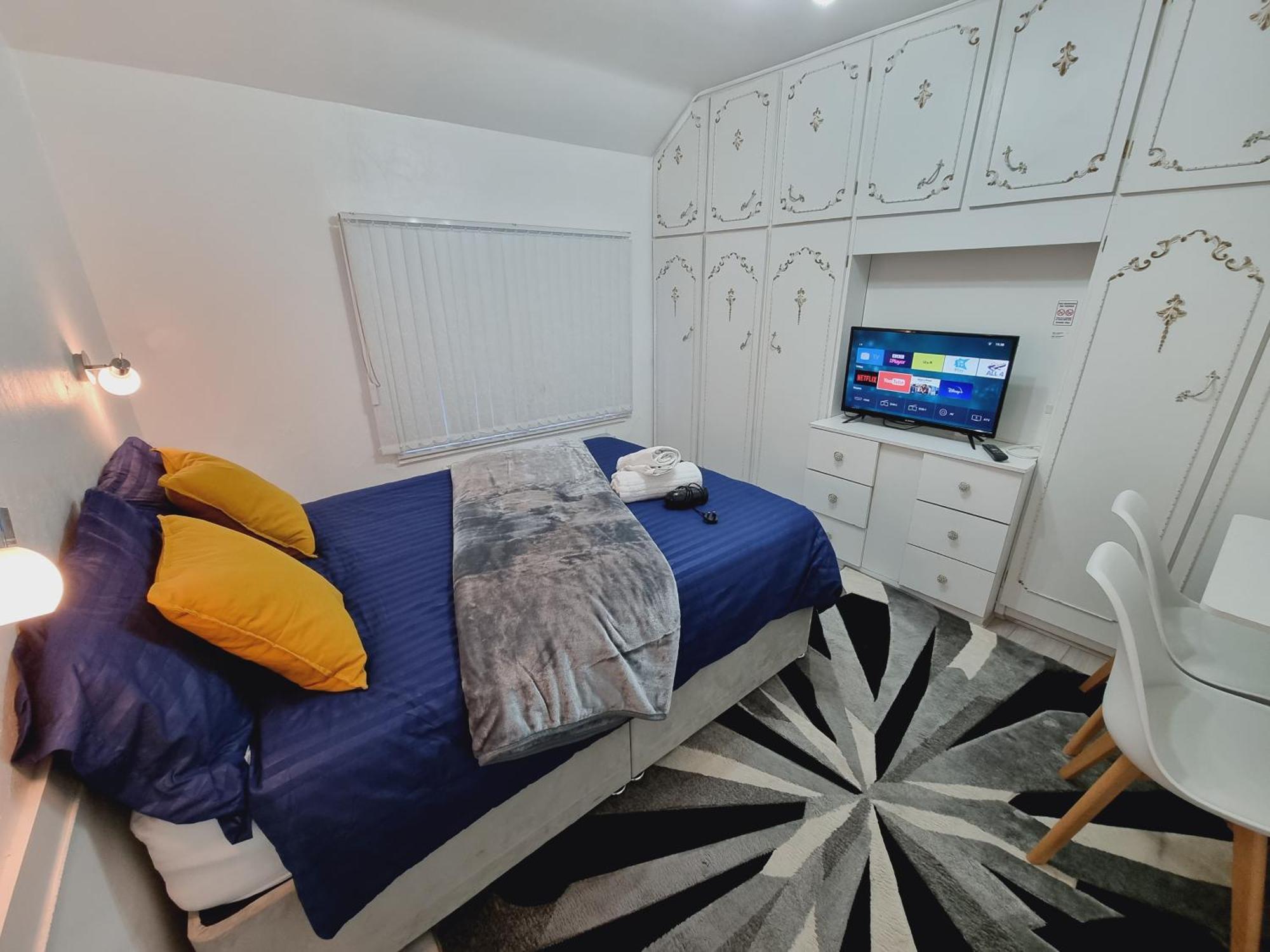 Luxury Double Bed With Private Bathroom, Netflix, Work Space And Wifi Λιντς Εξωτερικό φωτογραφία